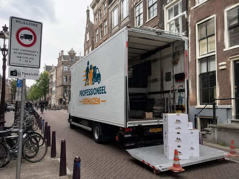 Verhuiswagen geparkeerd bij een milieuzone in de binnenstad
